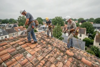 Équipe de couvreurs professionnels travaillant sur un toit en tuiles dans le Val-de-Marne