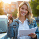 Femme souriante tenant clés et documents d'assurance voiture