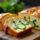 Gâteau de courgette et chèvre tranché sur table rustique