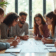 Groupe de jeunes autour d'une table avec un graphique sur les professions